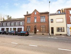 Vaste maison bourgeoise à rafraîchir proche de toutes commodités, avec une superficie au sol de 100 m² par niveau. Cette volu