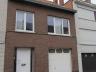 Maison 2 façades avec garage et jardin agréable sur 1 are 88ca. La maison se compose d'un hall d'ent