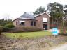 Mooi en zeer rustig gelegen vrijstaande woning te Hulsen.    Indeling: inkom, living met houtkachel,