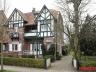 Deze woning is gelegen op de grens Edegem/ Hove in een rustige en toch centraal gelegen wijk te Edeg