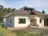 Zeer rustig gelegen op een perceel van 19 are 30 ca. Omvat: kelder, living 42m², ingerichte keuken, 