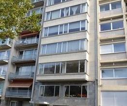 Ruim 3 slaapkamer appartement op de 2de verdieping. Grote inkomhal met vestiaire, apart toilet en bergruimte. Lichtrijke, ruime leefruimte met decorat