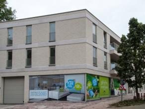 Goed gelegen handelsgelijkvloers te huur aan het centrum van Genk! Grote etalage met hoge glaspartijen, 185 m²! Veel parkeergelegenheid in de buu