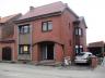 Deze half-vrijstaande woning is gelegen op een perceel van 5 a 40 are. Het openbaar vervoer en het d