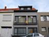 Deze recent vernieuwde rijwoning heeft een ruime living, een grote, heldere keuken, 4 ruime slaapkam