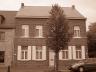 De woning is gebouwd in 1890 en volledig met de moderne comfortvoorzieningen uitgerust. Alle ramen z