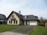 Met duurzame materialen gebouwde villa op een perceel van 1116m². Ruime woonkamer en eetkeuken. Drie