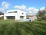 Exclusieve villa, minimalistisch, op een  schitterende locatie met een buitenzwembad. Naast living m