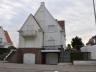 Deze gemeubelde koppelvilla is gelegen aan de achterkant van de dijk. De villa bestaat uit een ruime