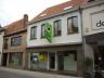 Winkelruimte (49 m²) met woonst in centrum Gistel. Met achteraan veranda en grote tuin/koer, badkame