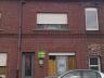 Op te frissen rijwoning te Izegem.      Centrale gelegen woning met tuin.  Inkom, voorplaats, living