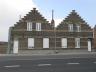 Twee aaneenpalende, te renoveren woningen, gelegen op elk ongeveer 180 m², op wandelafstand van het 