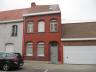 Dicht centrum, colruyt en winkelcentrum. Een deels te renoveren grote rijwoning met terras en tuintj