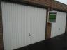 Gemetste garages met metalen manuele kantelpoort. Ook afzonderlijk verkoopbaar.
