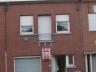 Woning met kleine tuin. Deze woning omvat een inkom, leefruimte, kelder, eetplaats-zithoek, keuken, 