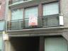 Appartement op de eerste verdieping met fietsenstalling. Er is een inkom, apart toilet, een leefruim