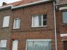 Rijwoning bestaande uit: inkom, ruime living, keuken, berg -en wasplaats, kelder, terras, 2 slpks, b
