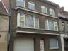 Ruime woning bestaande uit: inkom, leefruimte, keuken, bureau, kelder, garage en terras. Op 1ste ver