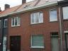 Rijwoning bestaande uit: inkom, living, zithoek, keuken, veranda, 3 slpks, badk. met douche, ruime z
