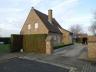 Villa bestaande uit: inkom, ruime living, ingerichte keuken, berging, 3 slpks, badkamer met ligbad, 