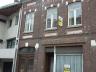 Centraal gelegen te renoveren burgerhuis met inkom, living, keuken, kelder, ruime berging, 2 slpks, 