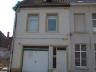 Rijwoning bestaande uit: inkom, keuken, zithoek, living, badkamer met douche, kelder, 3 slpks, terra
