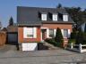 Woning bestaande uit inkom, bureau, wachtplaats, ruime living, keuken, badkamer met douche, ruime ve
