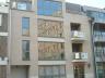 bestaande uit: inkom, modern ing. open keuken, berging-wasplaats, ruime living (38m²) met terras en 
