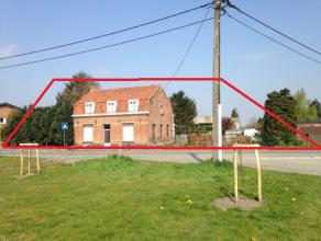 Op te knappen open bebouwing met zeer ruime oprit, garage en carport. Op het gelijkvloers vinden we een gezellige living in L-vorm met kachel, een apa