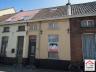 Deze woning nabij het stadscentrum heeft inkomhal, leefruimte, keuken, badkamer. Boven 2 slaapkamers