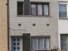 Instapklare rijwoning met voortuin, poortje en garage. Totale opp.: 2 are. Inkomhall, ruime living, 