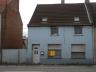 Te renoveren woning met 3 slaapkamers, living, ingerichte keuken, badkamer en koer. Naast de woning 