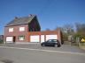 MOOI GELEGEN EIGENDOM BESTAANDE UIT EEN WONING, WINKELRUIMTE EN STUK GROND IN WOONGEBIED. . Deze moo