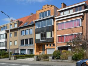 Deze woning is gelegen aan de rand van Gent in de onmiddellijke nabijheid van het openbaar vervoer, scholen, winkels en belangrijke invalswegen. Tot v