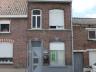 Deze rijwoning met grote tuin is gelegen aan de stadsrand op 5 min van de stad en wandelafstand van 