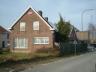 Te renoveren opbrengsteigendom/projectgrond. Dit goed is gelegen in het centrum van Landegem, vlakbi