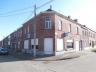 Groot te renoveren hoekgebouw met garage! Dit hoekgebouw (vroegere caféruimte) met garage is te reno