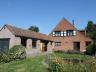 Centraal gelegen hoeve te koop met bedrijfswoning, loods, rundveestallingen en grote pluimveestallin