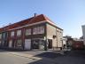 De woning heeft een goede ligging, dicht bij de samenkomst van de Kouterweg en de Guido Gezellestraa
