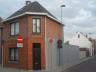 Gelijkvloers ; Inkomhal, living, ingerichte keuken, badkamer met ligbad, wasplaats-berging Verdiepin