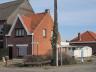 Gezinswoning met dorpstuintje en dubbele garage, rustig gelegen op een hoekperceel aan het begin van